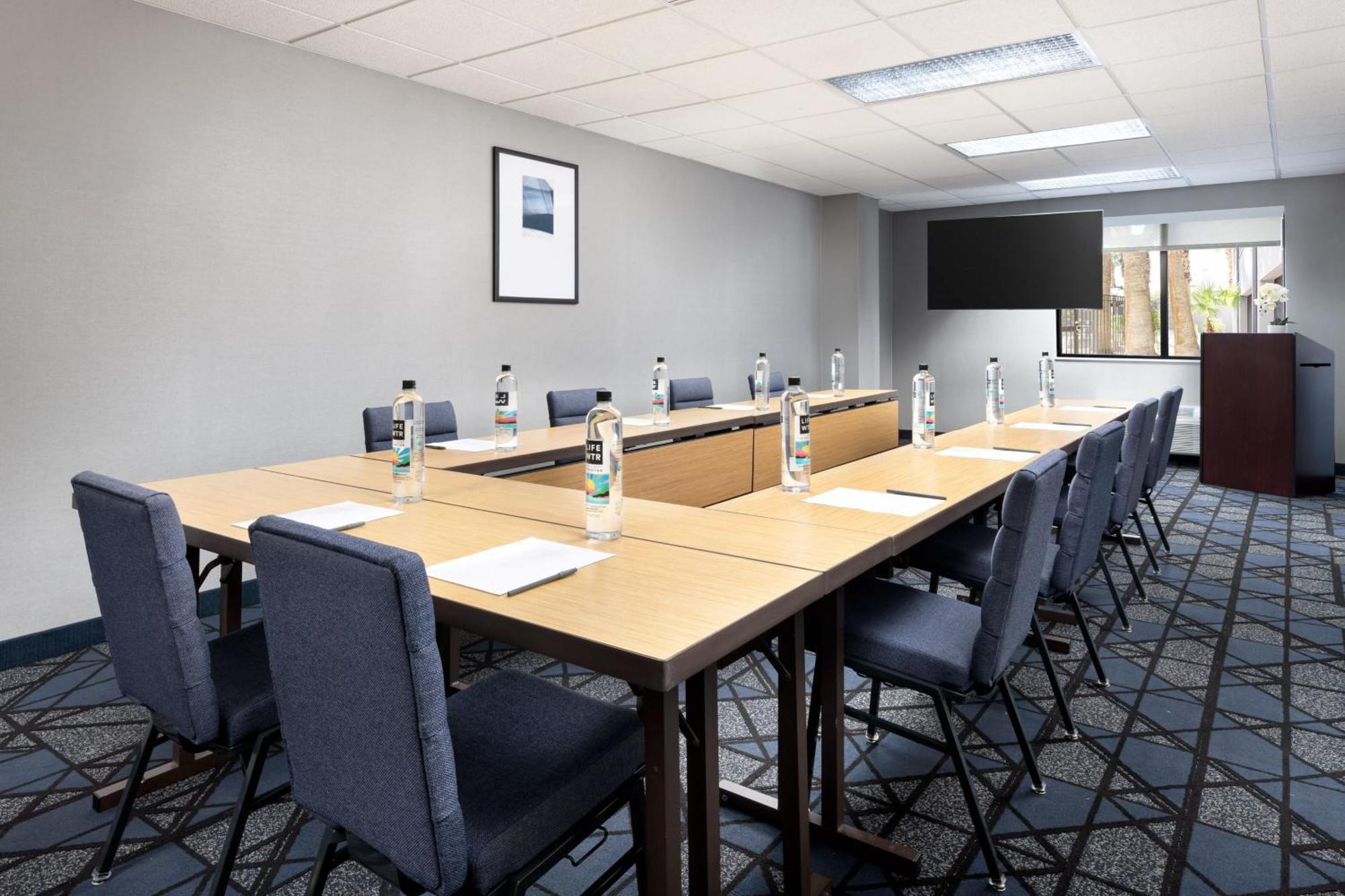Courtyard By Marriott Las Vegas Stadium Area Bagian luar foto